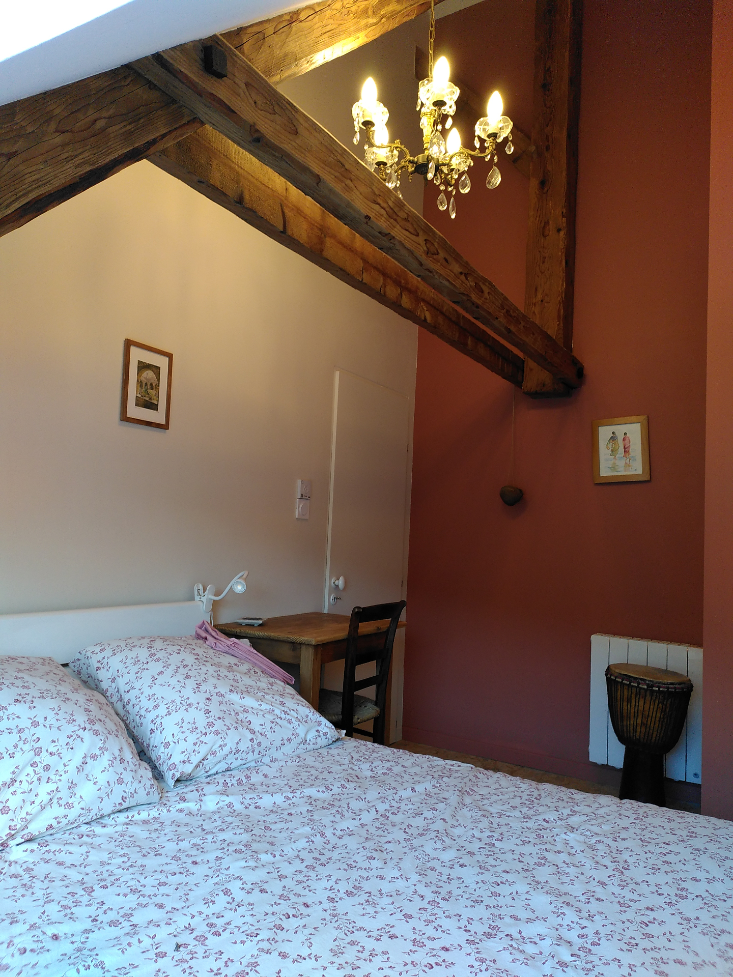 Chambre Beauvoir - lit double sous les poutres