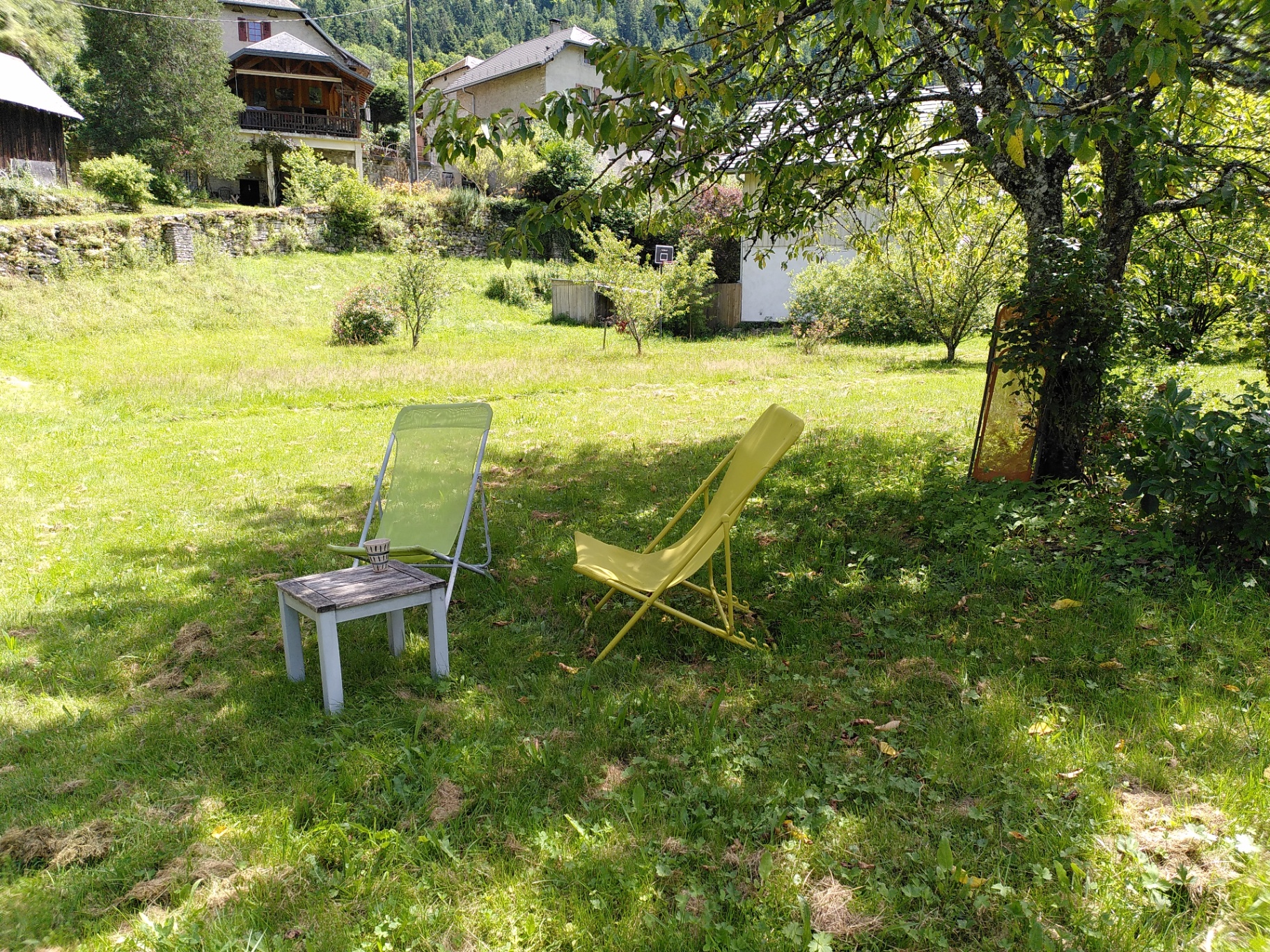 Jardin avec transats