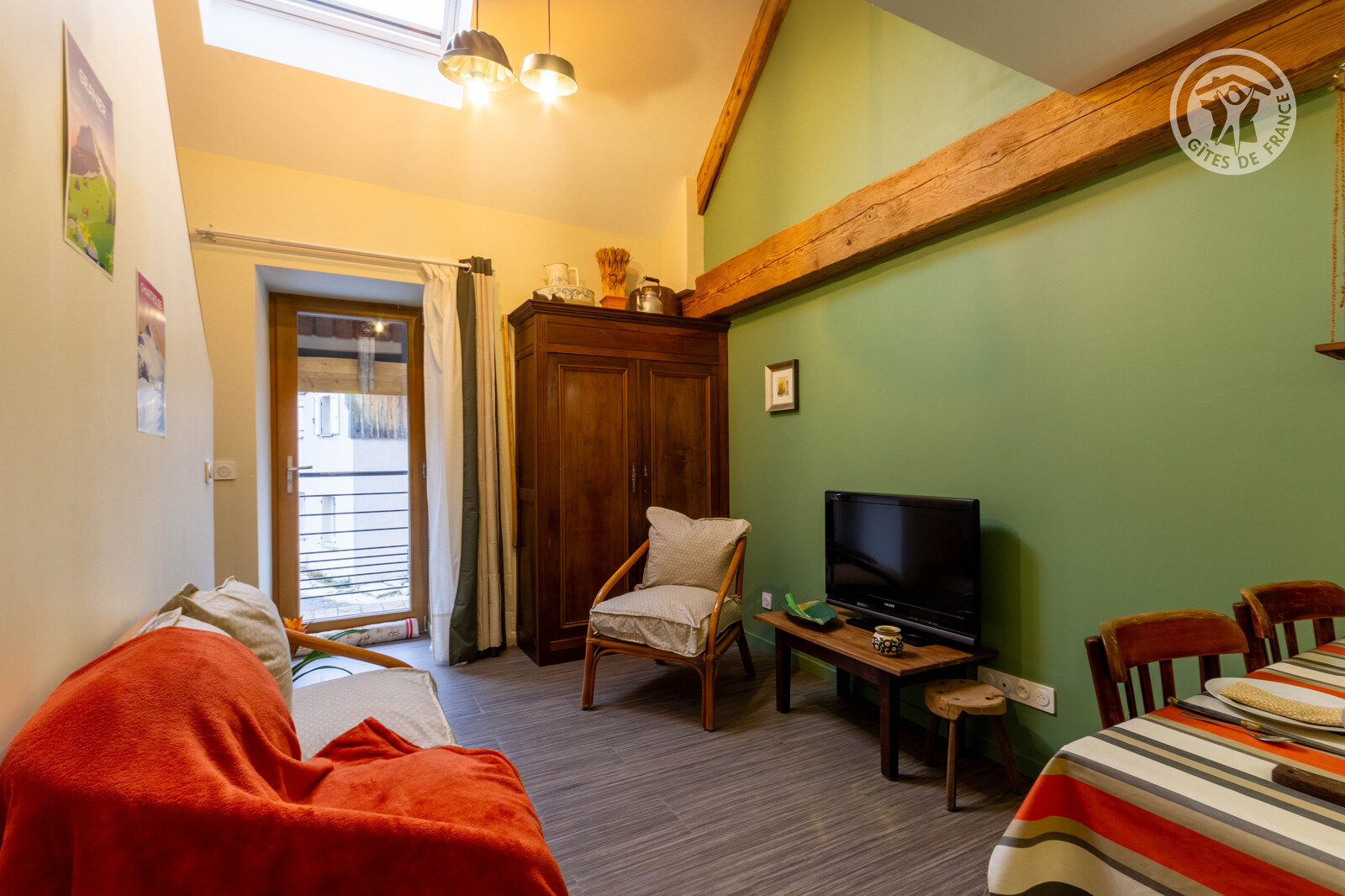 Séjour avec poutres apparentes