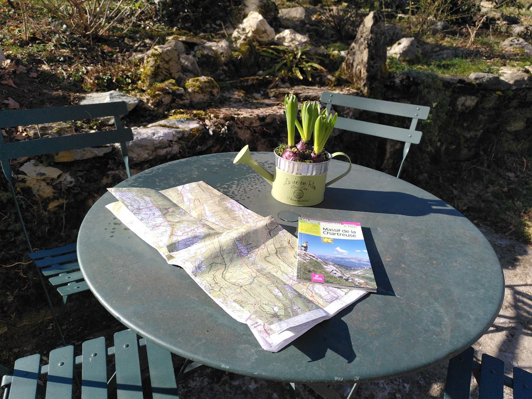 Table de jardin avec carte de randonnée