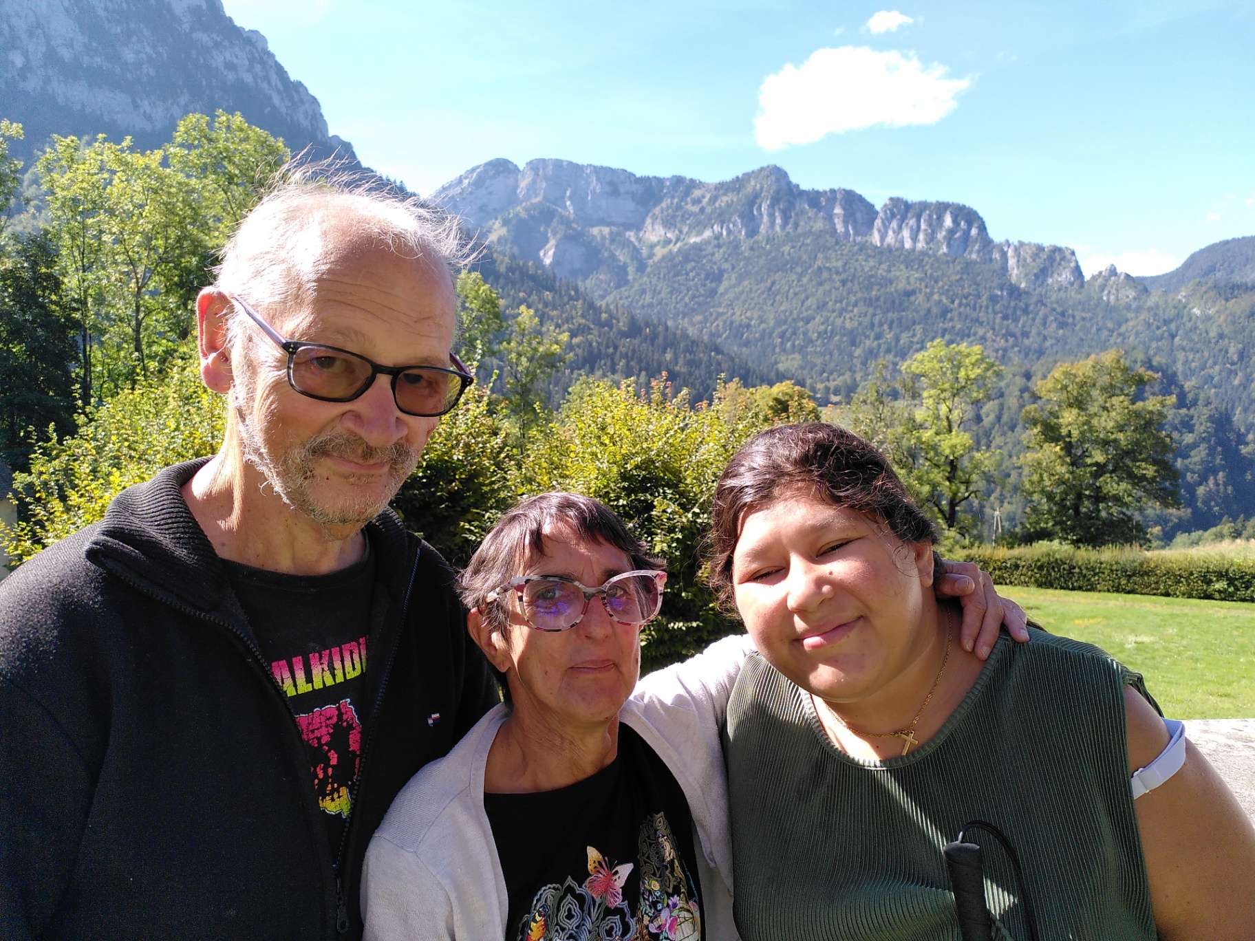 Famille devant les montagnes