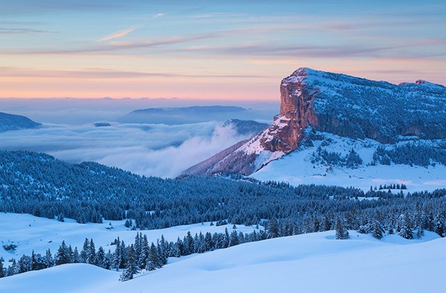 Vue panoramique sur le massif de la Chartreuse en hiver
