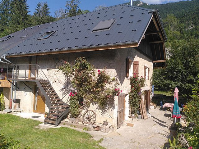 Le gîte en été avec ses rosiers