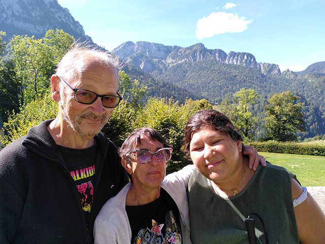 Famille devant les montagnes