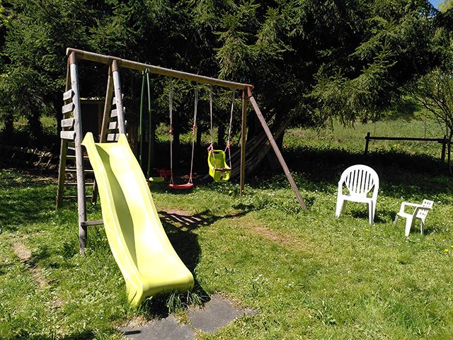 tobbogan et balançoire pour enfants