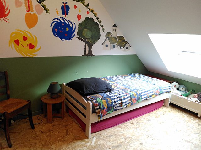 Chambre Cochette - lit simple avec fresque murale