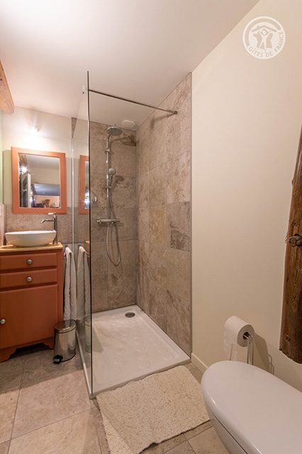 Salle de bain avec douche italienne