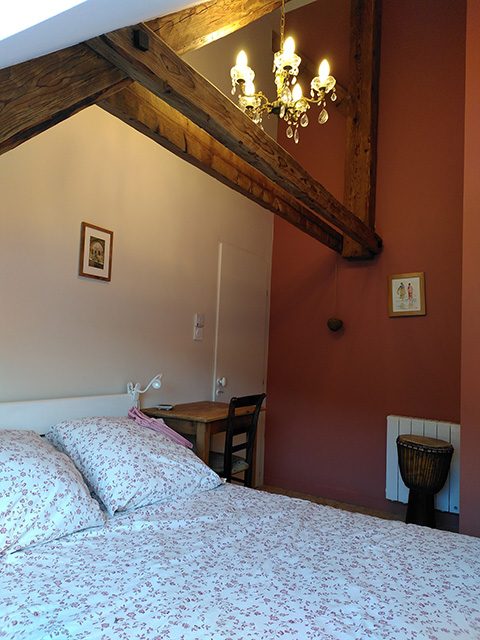 Chambre Beauvoir - lit double sous les poutres