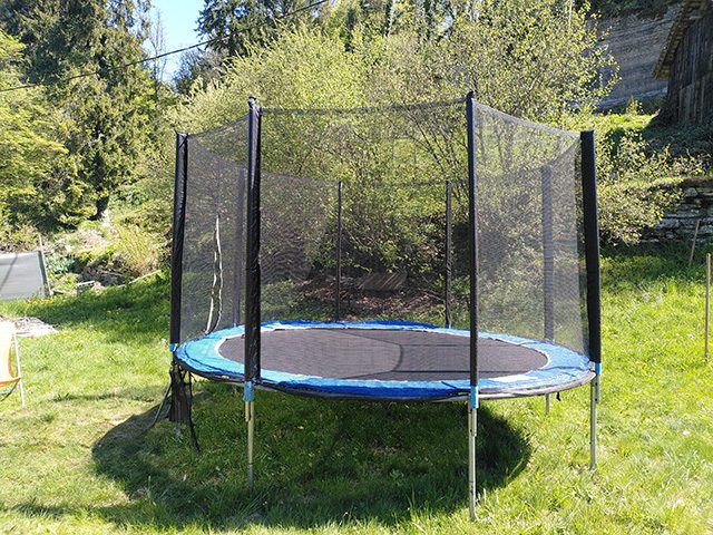 Trampoline dans le jardin